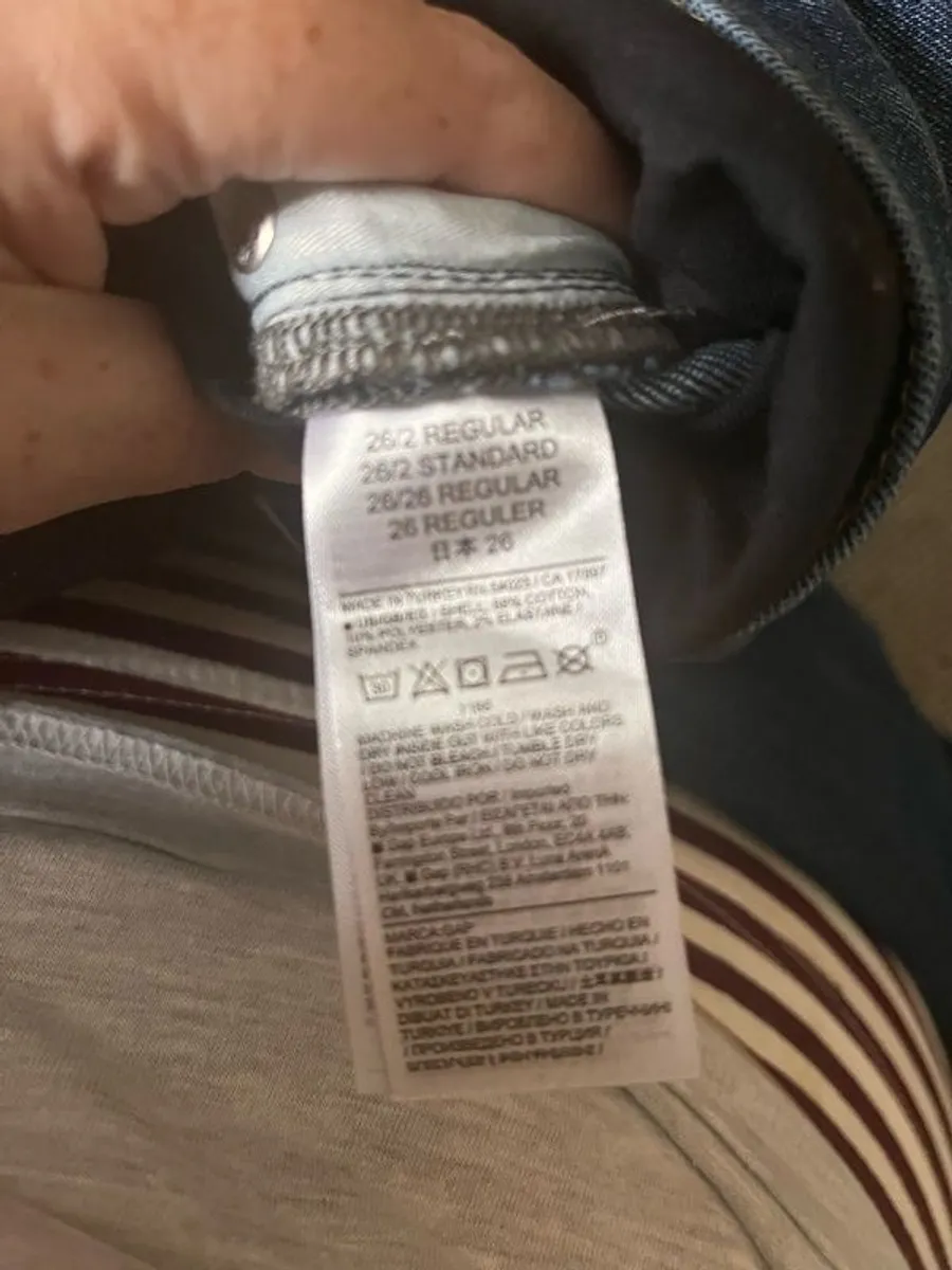 GAP 26 inch maternity jeans - Image 4