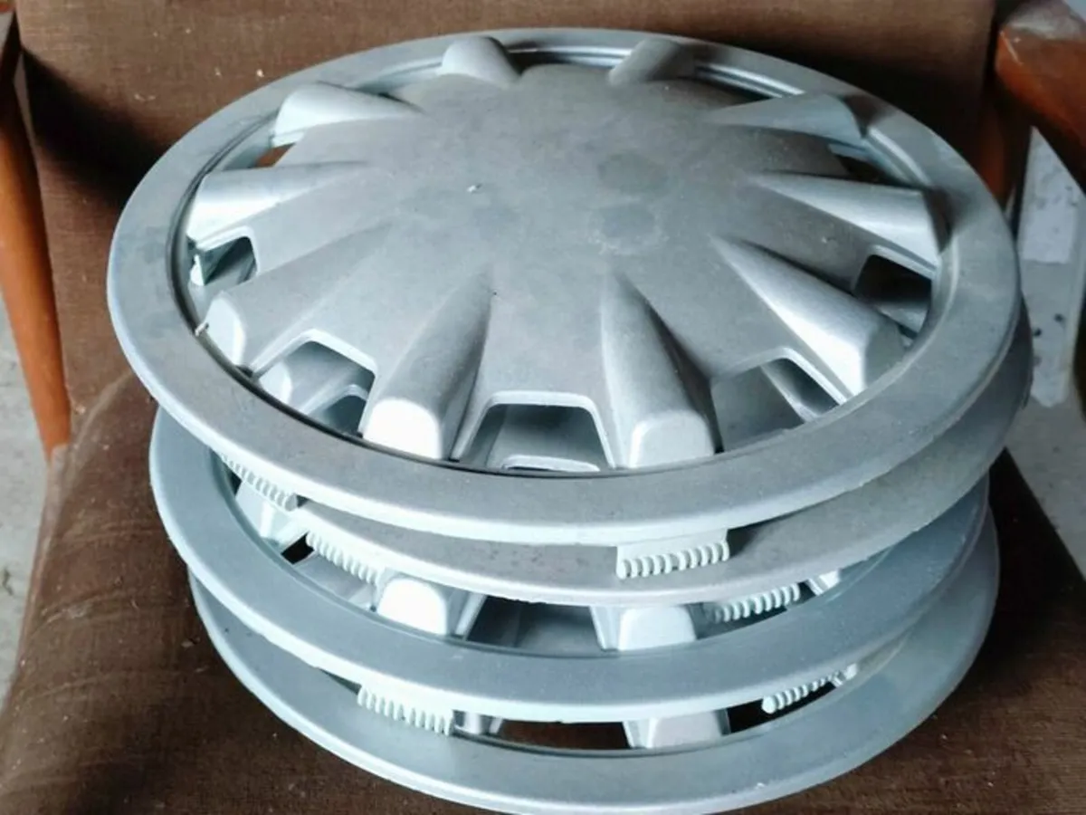 4 PLASTIC HUBCAPS (USED). - Image 1