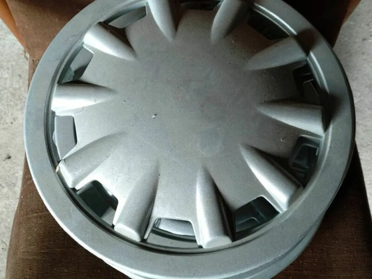 4 PLASTIC HUBCAPS (USED). - Image 2