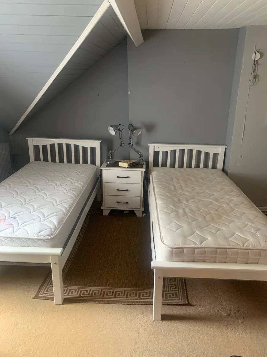 Single beds - Image 2