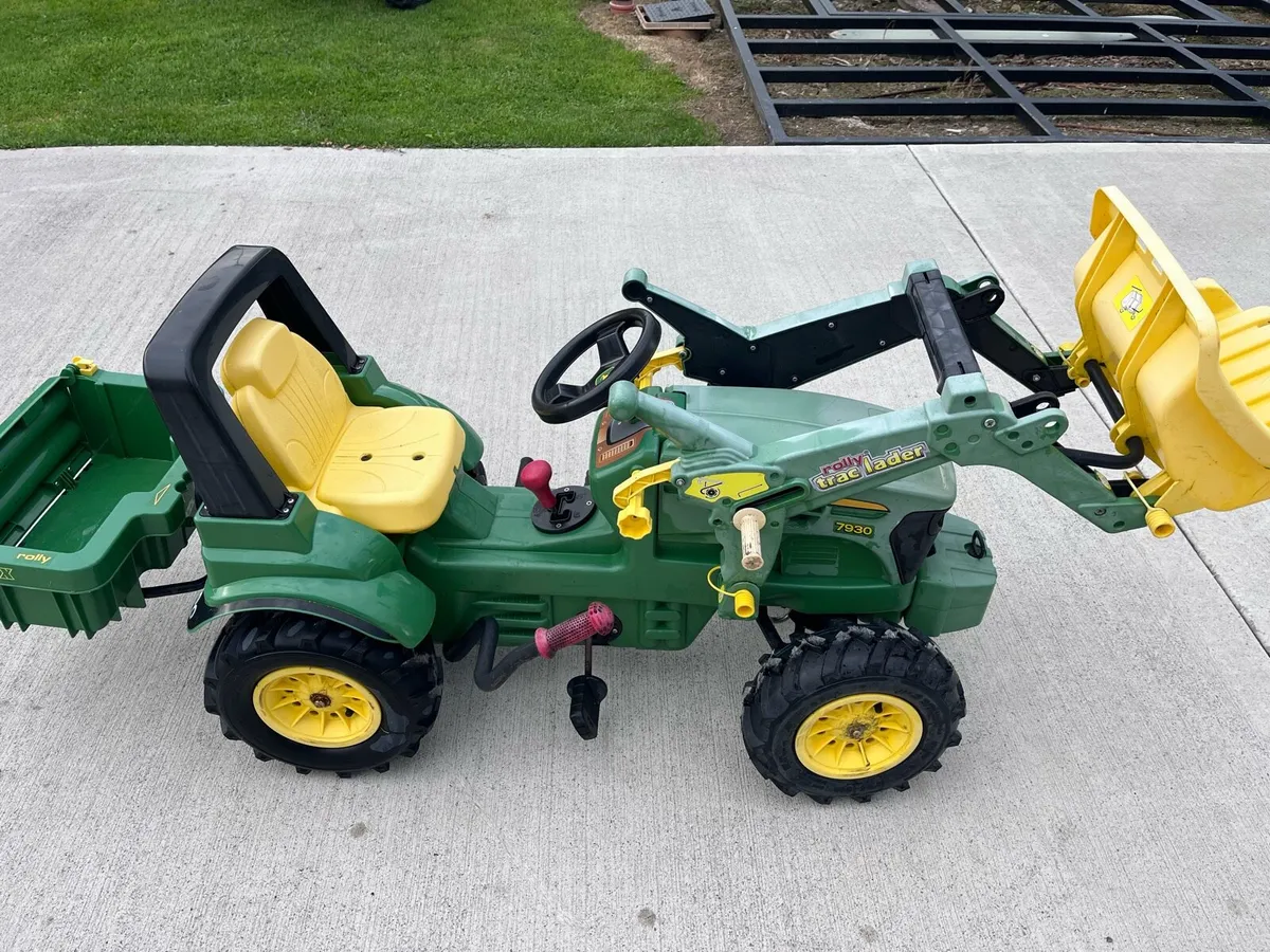 Kids ride on John Deere tractor - Image 2