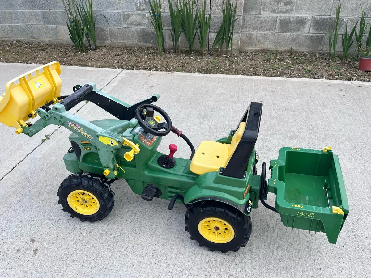 Kids ride on John Deere tractor - Image 3