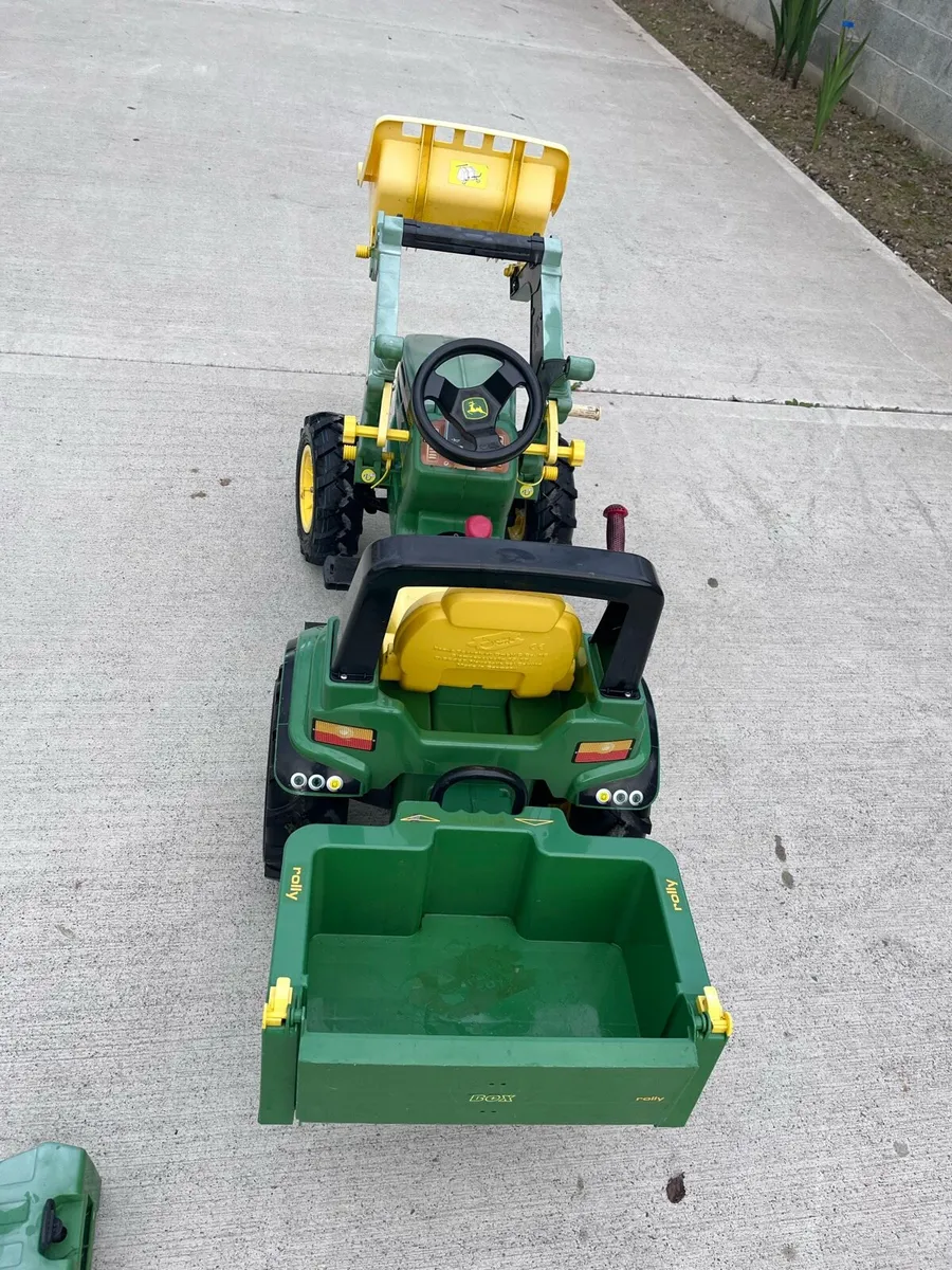 Kids ride on John Deere tractor - Image 1