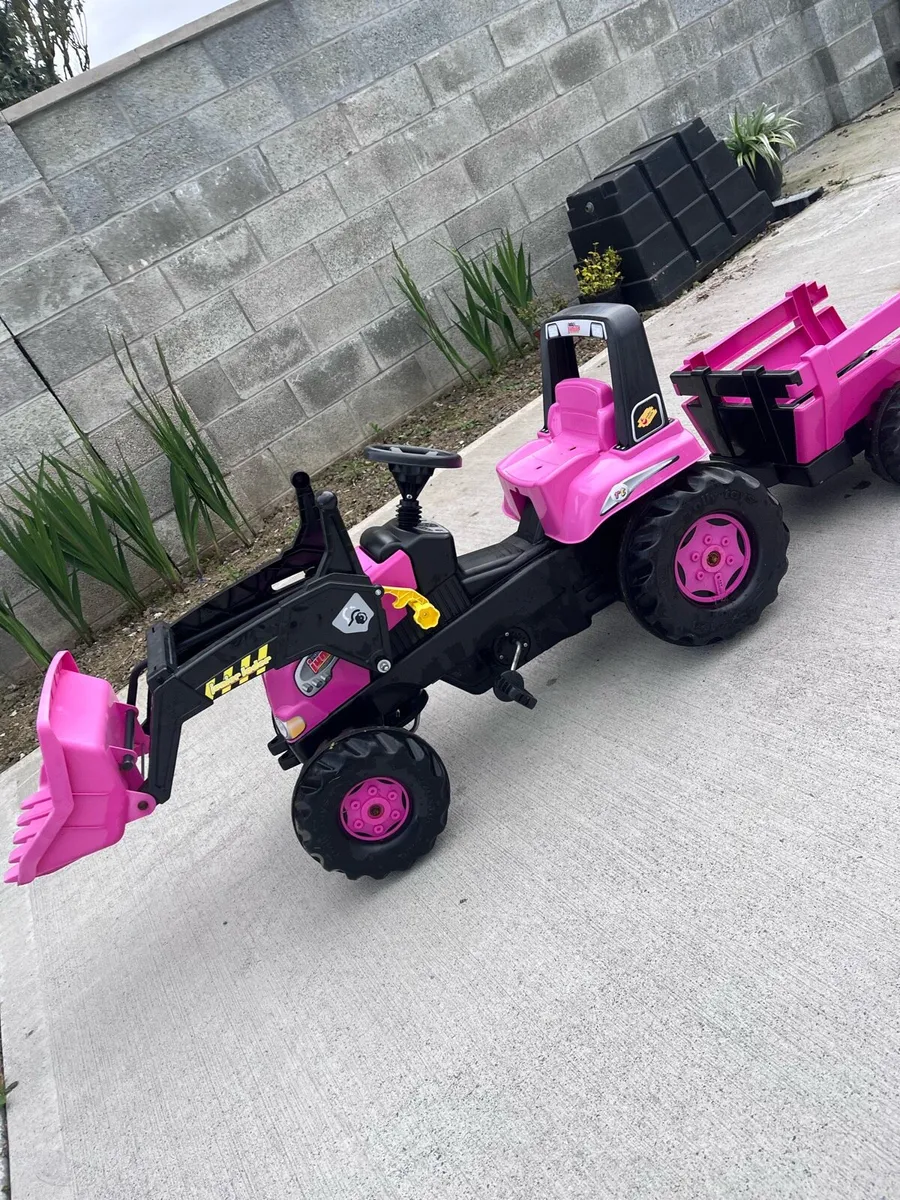 Kids ride on toy tractor - Image 1