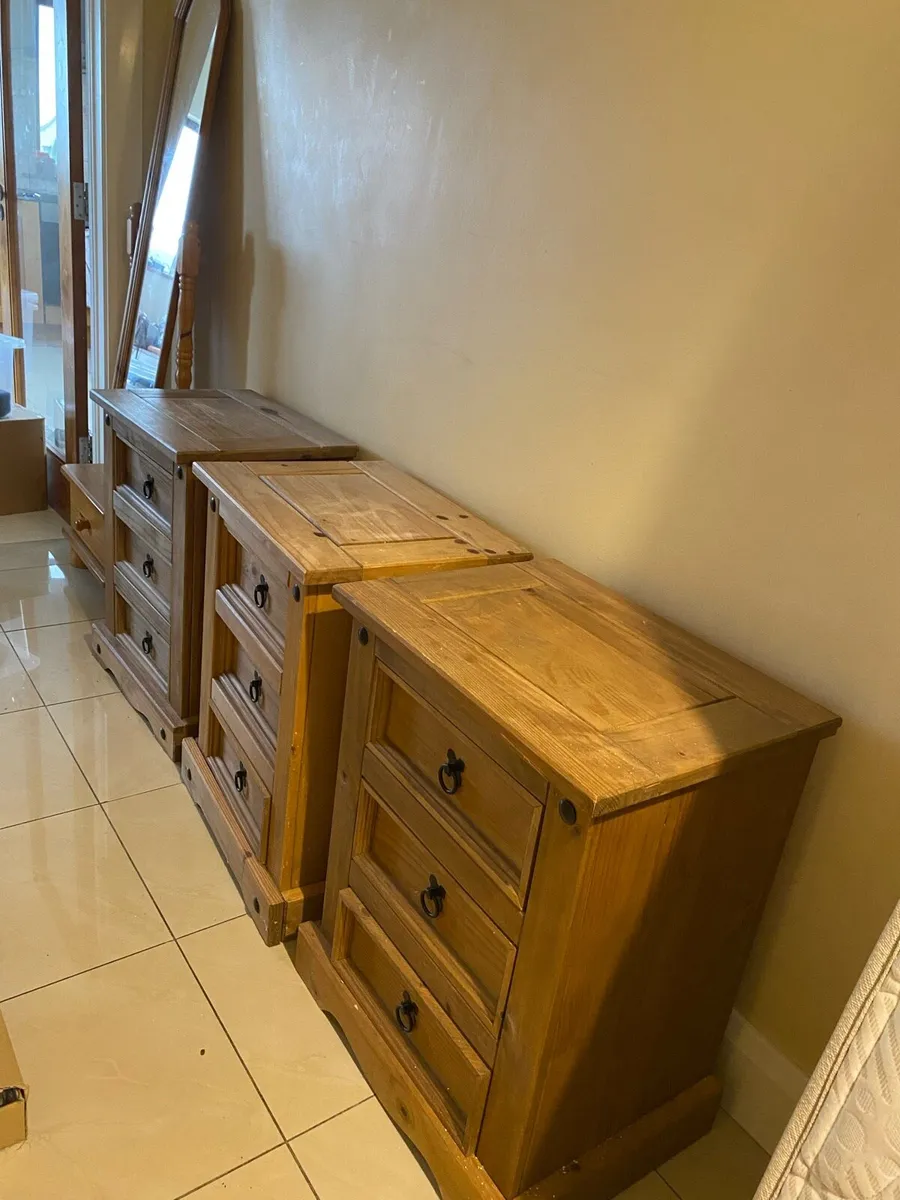 Table/mirrors/lockers - Image 1