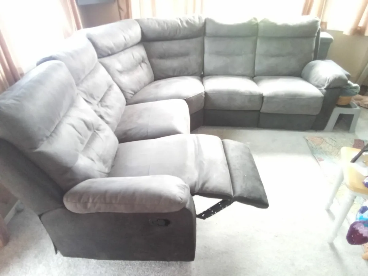 Sofa 5 piece unit with recliners - Image 1