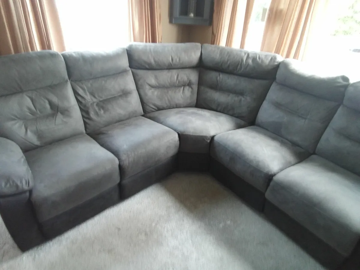 Sofa 5 piece unit with recliners - Image 2