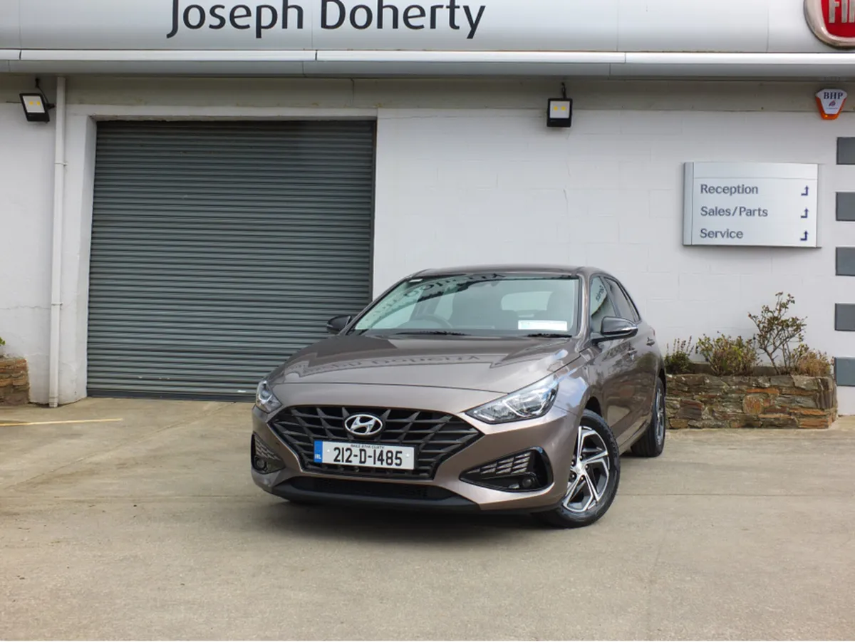 Hyundai i30 Deluxe - Image 1