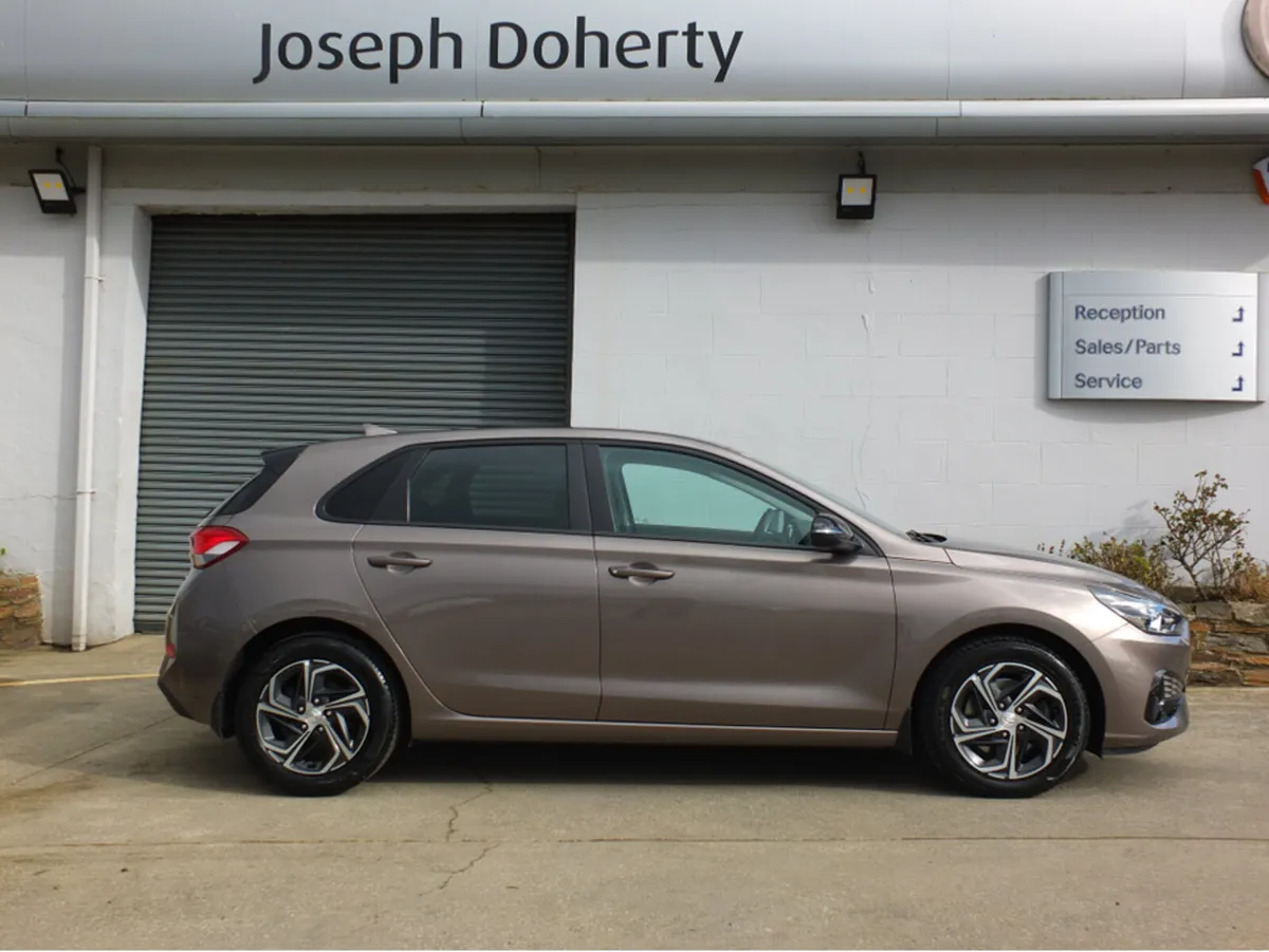 Hyundai i30 Deluxe - Image 2