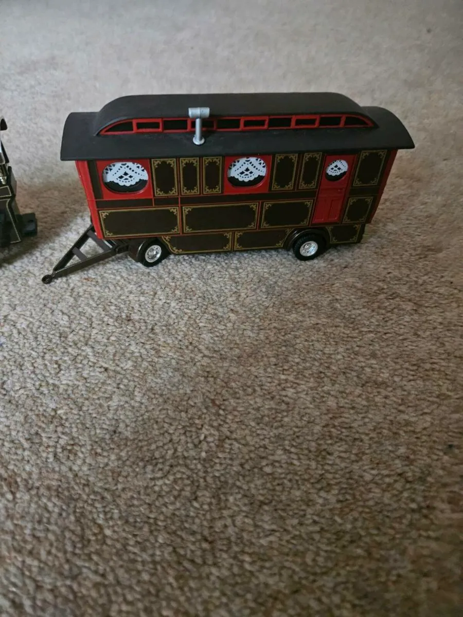 Corgi Steam Traction Engine and Caravan - Image 4