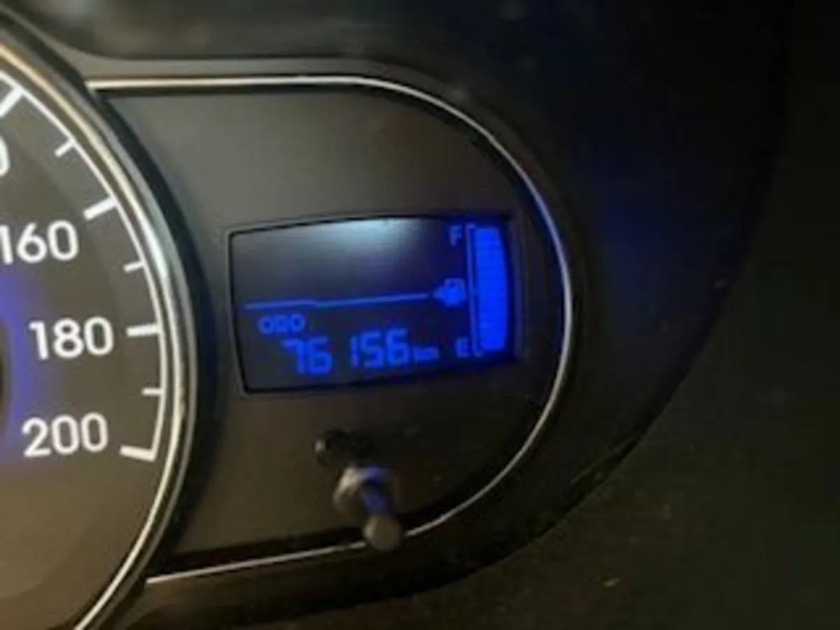 Hyundai i10 2013 *EXTREMELY LOW KILOMETERS - Image 2