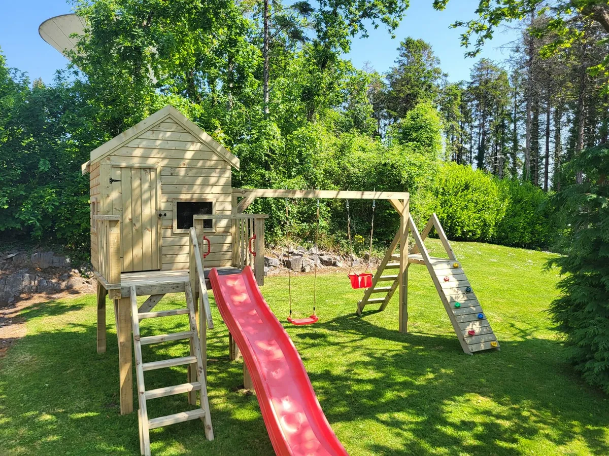 Playhouse Hannah - Image 1