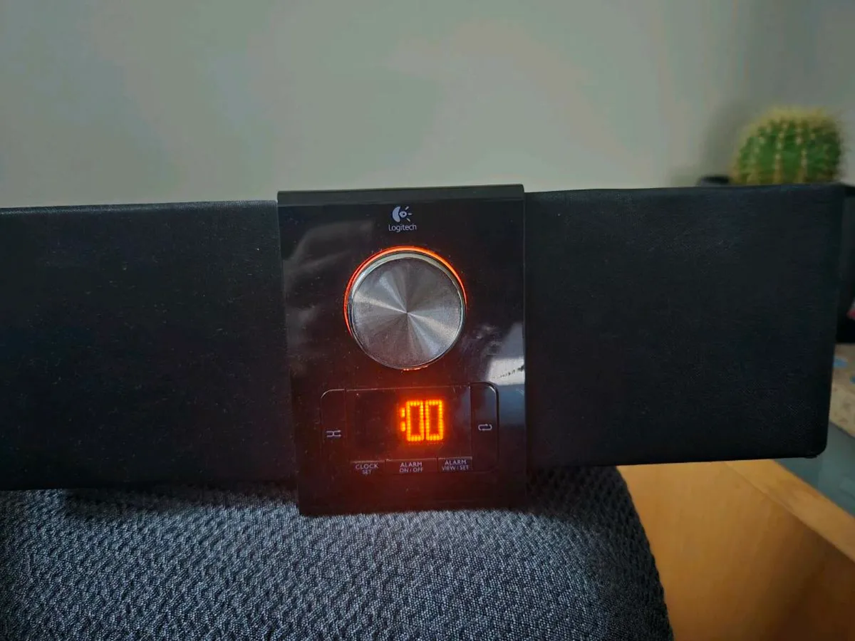 Wired speaker & charger for old iphone/ipod - Image 1