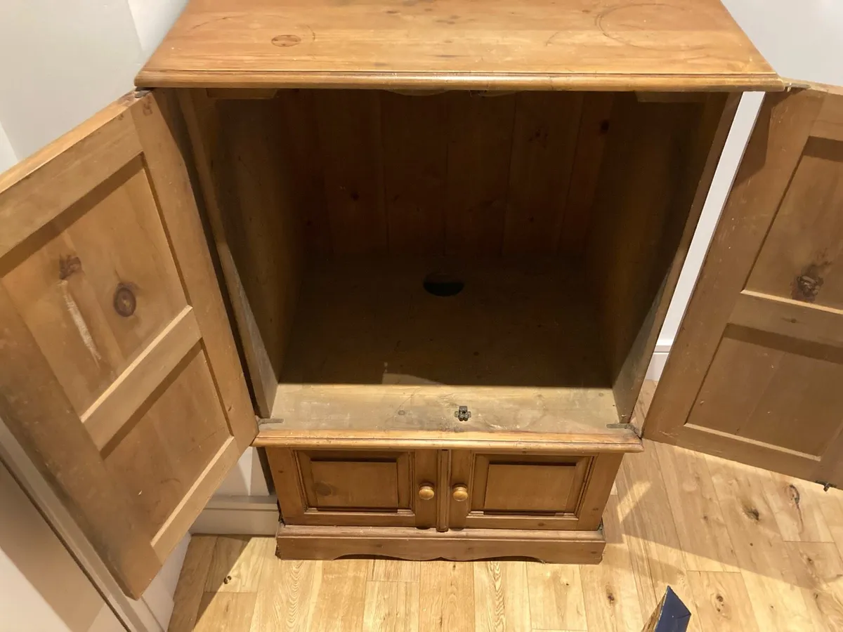 Traditional Hardwood cupboard - Image 2