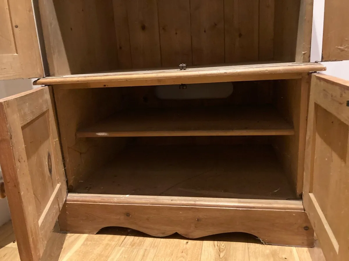 Traditional Hardwood cupboard - Image 3