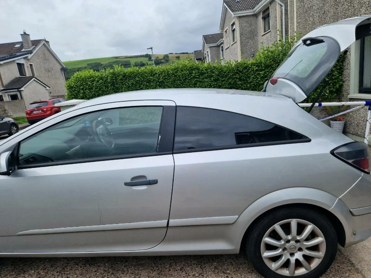 Opel astra car van 2011 - Image 1
