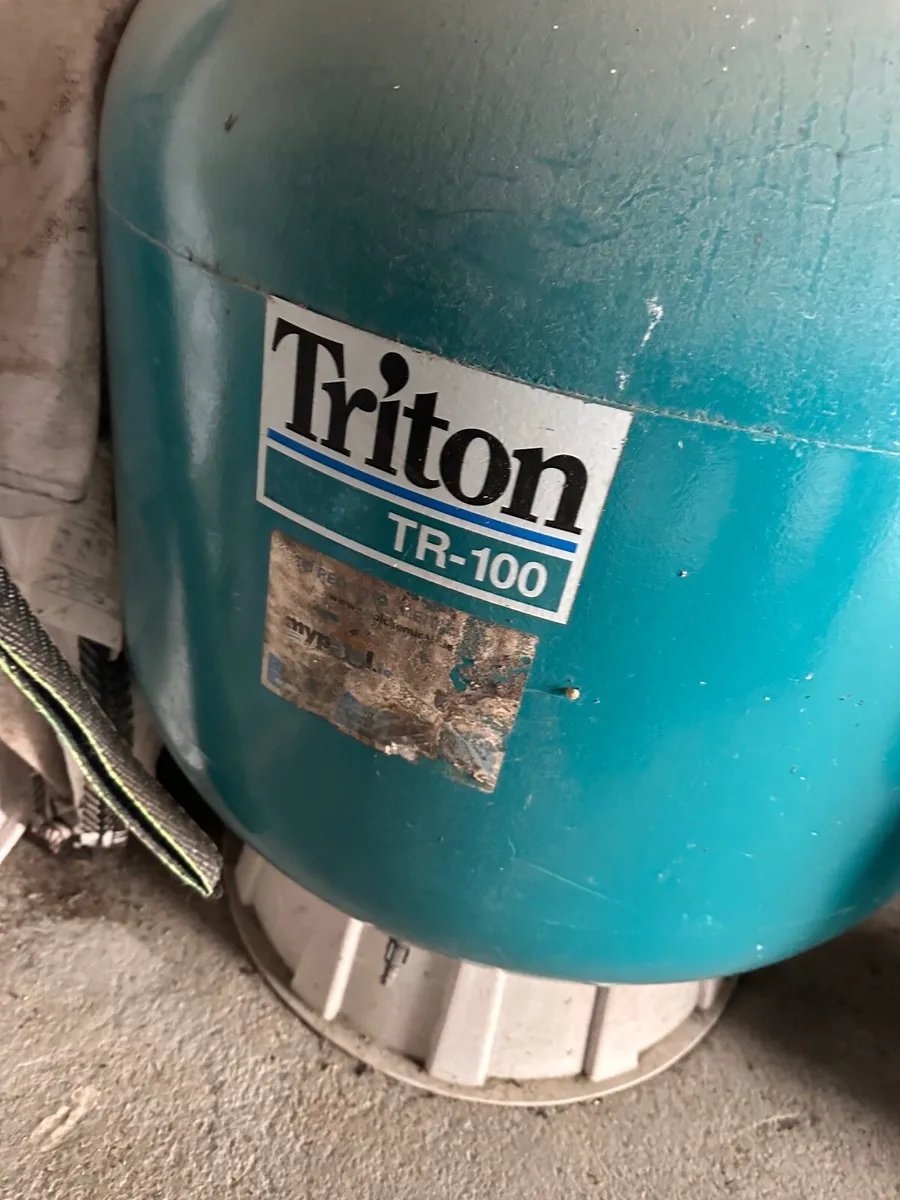 Swimming pool pump and filtration system - Image 1