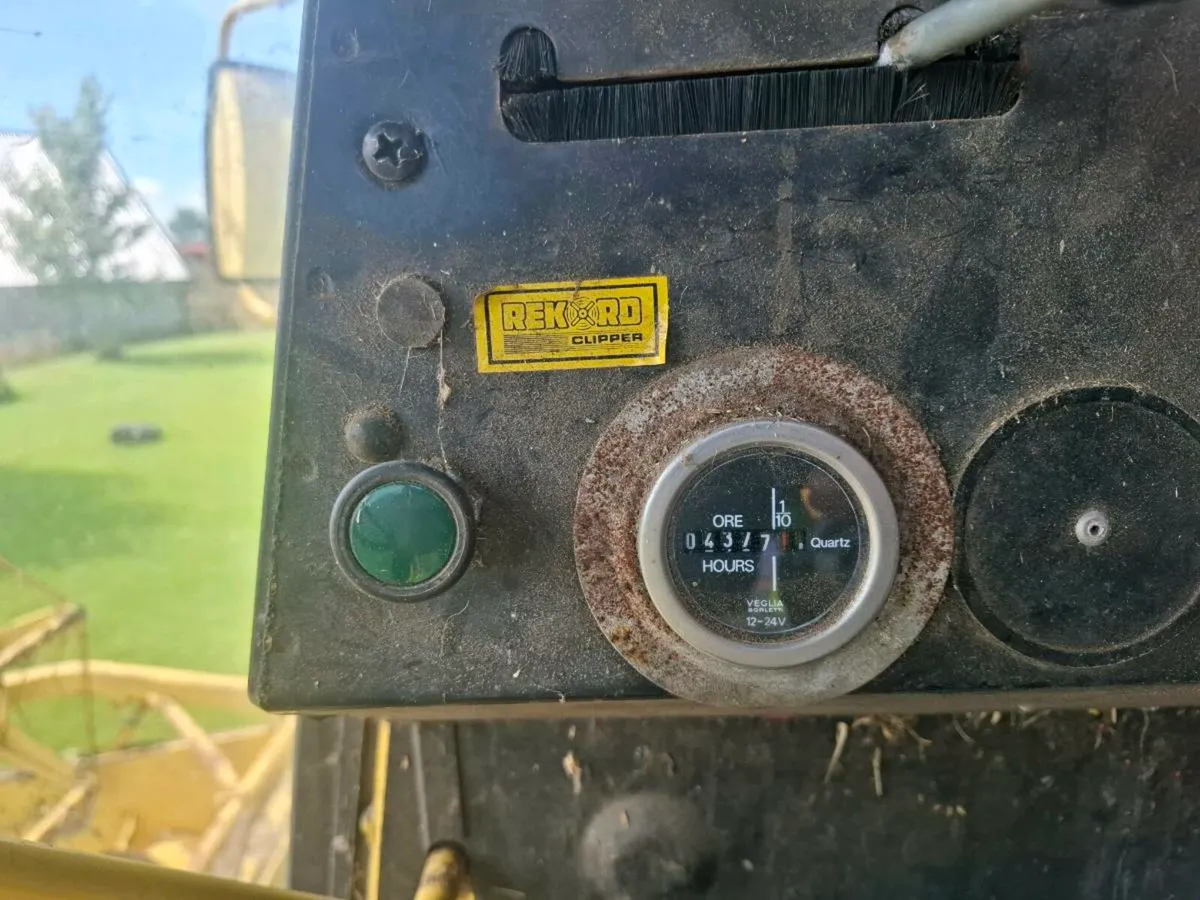 New Holland 8060 combine harvester - Image 2