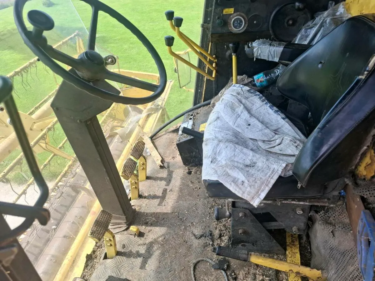 New Holland 8060 combine harvester - Image 3