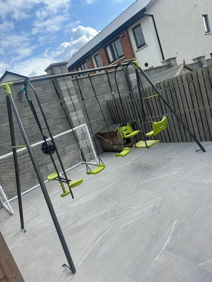 Kids swings - Image 1