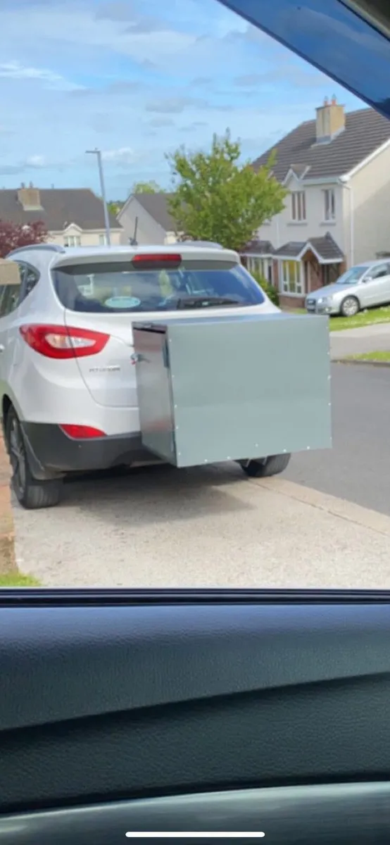 Dog box - Image 1