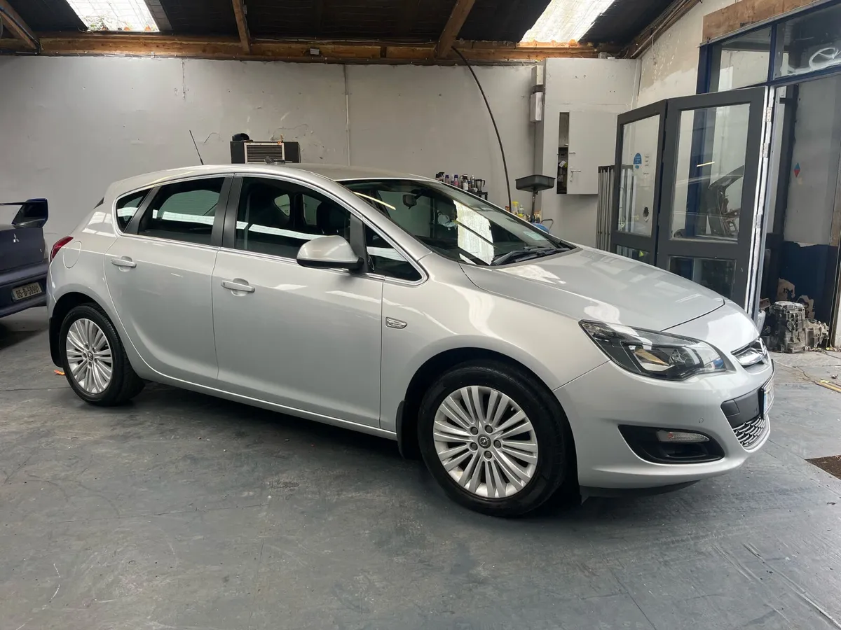 Opel Astra 2015 - Image 1