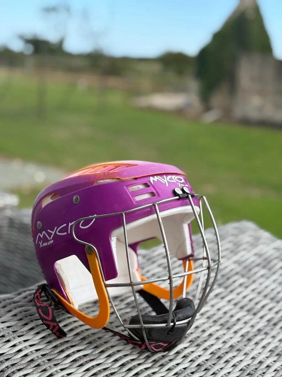 Hurling helmet - Image 1