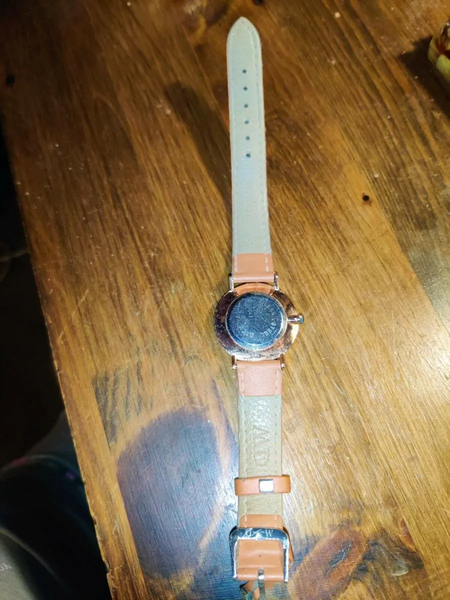 LARGE DANIEL WELLINGTON, Designer New Watch ! - Image 4