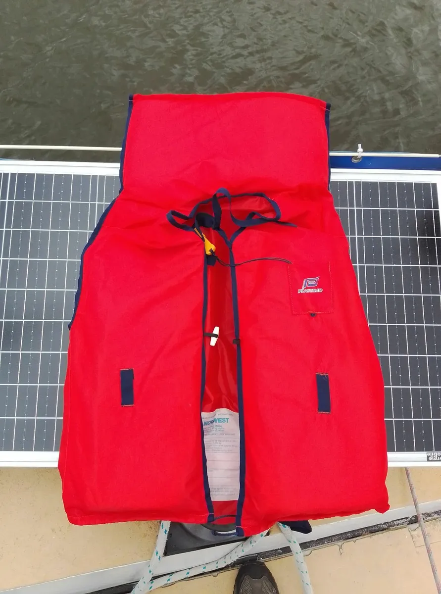 Adult life jackets - Image 1