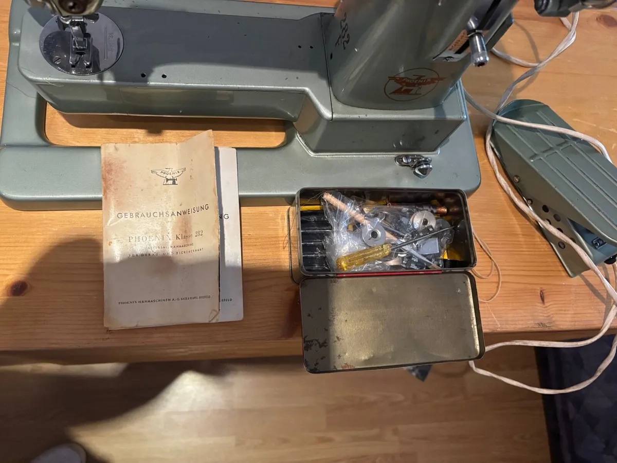 Antique sewing machine - Image 2