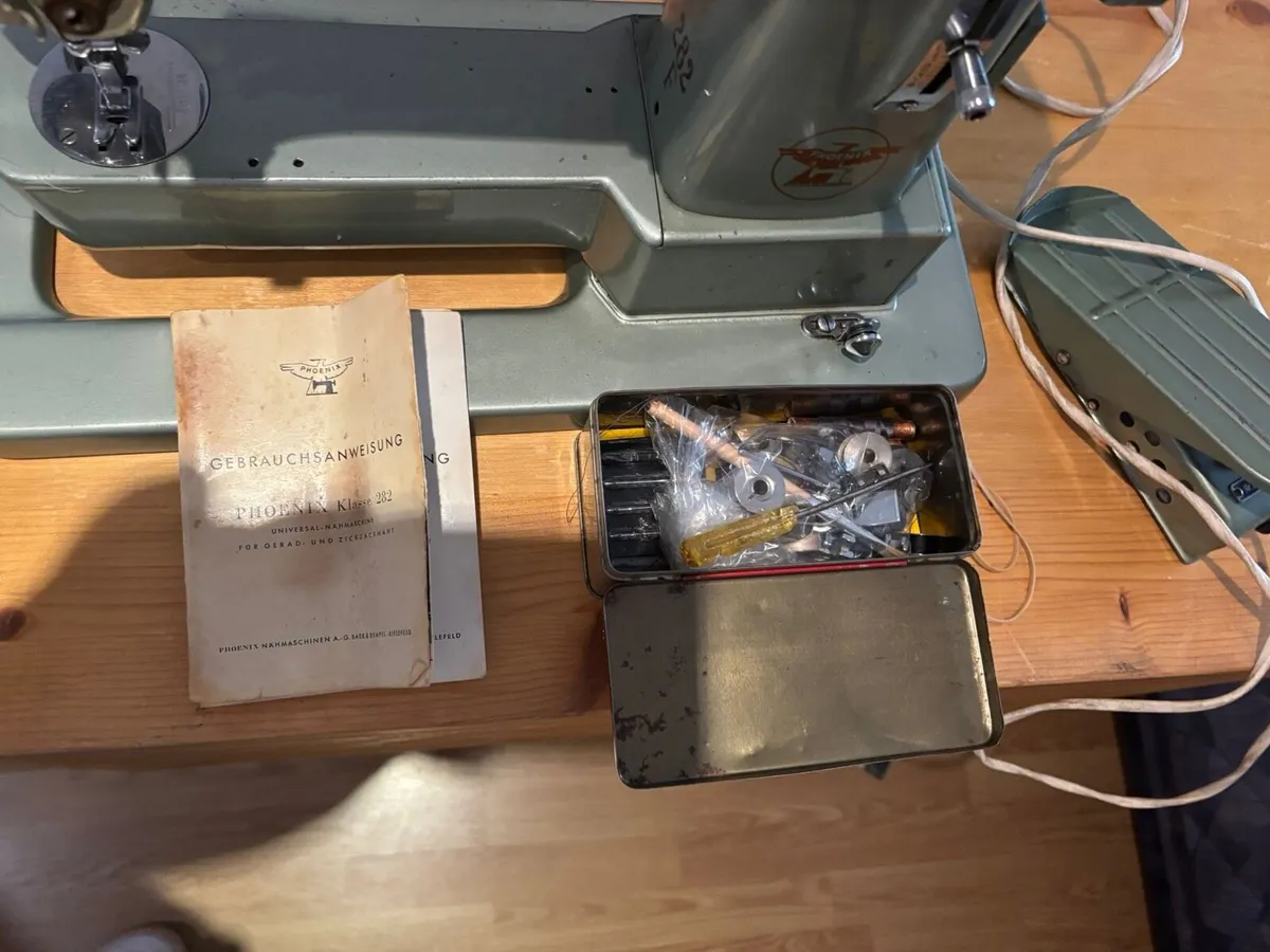 Antique sewing machine - Image 3