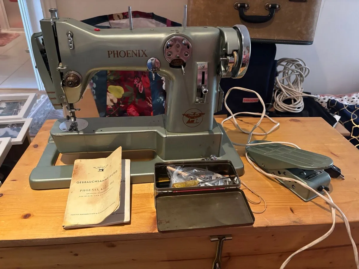 Antique sewing machine - Image 4