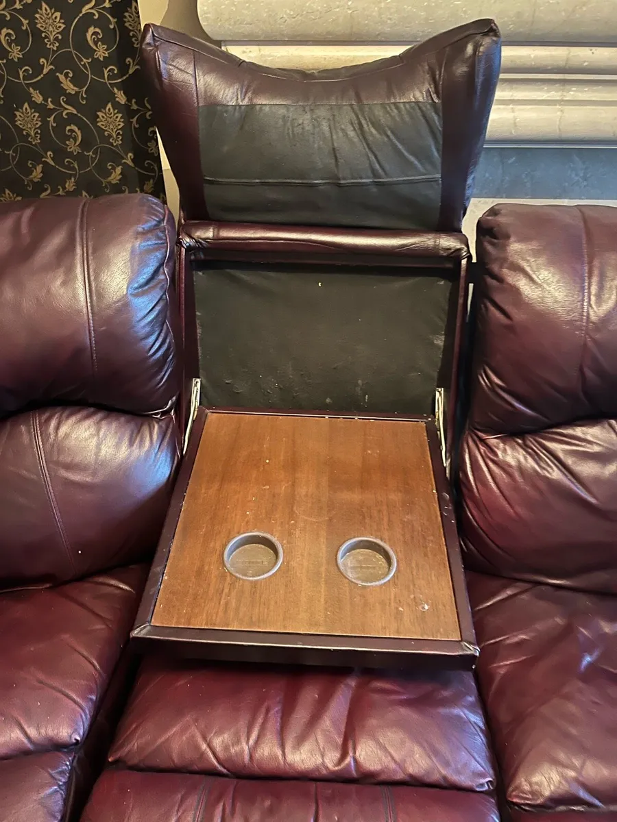 L shaped couch+pull out table(reclines both sides) - Image 3
