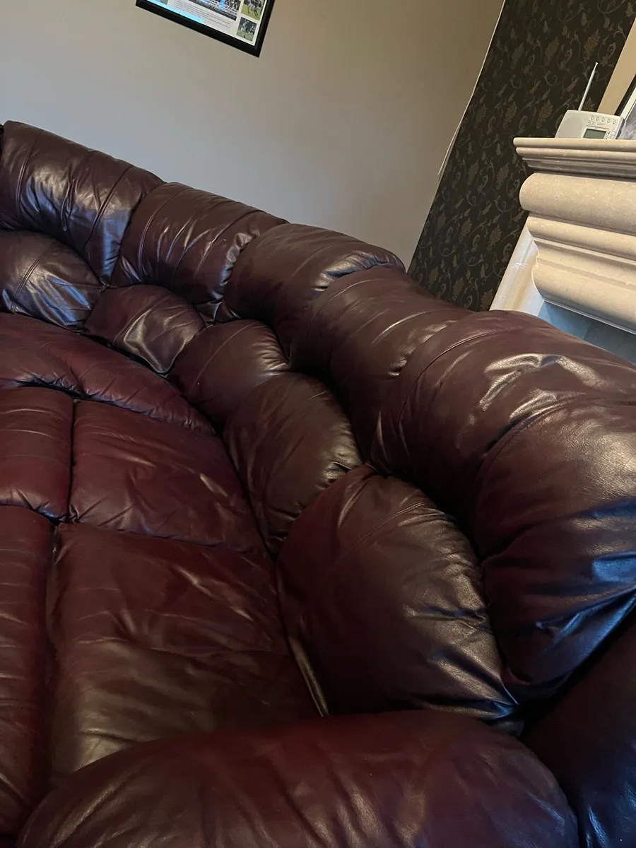 L shaped couch+pull out table(reclines both sides) - Image 4
