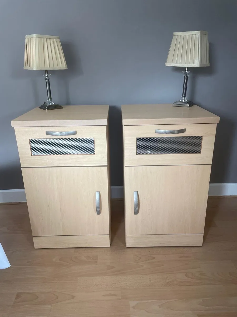 Bedside lockers & lamps