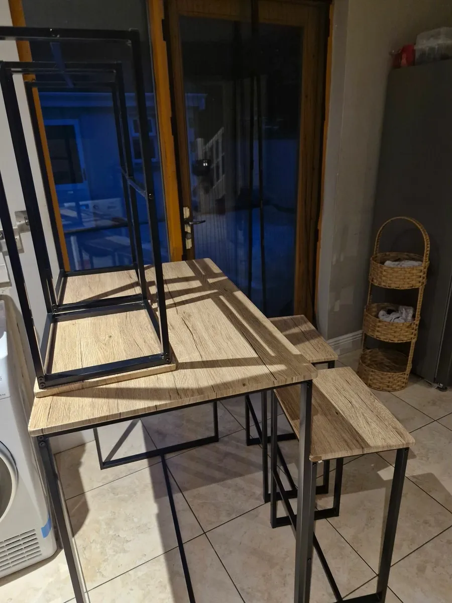 Bar table and stools - Image 2