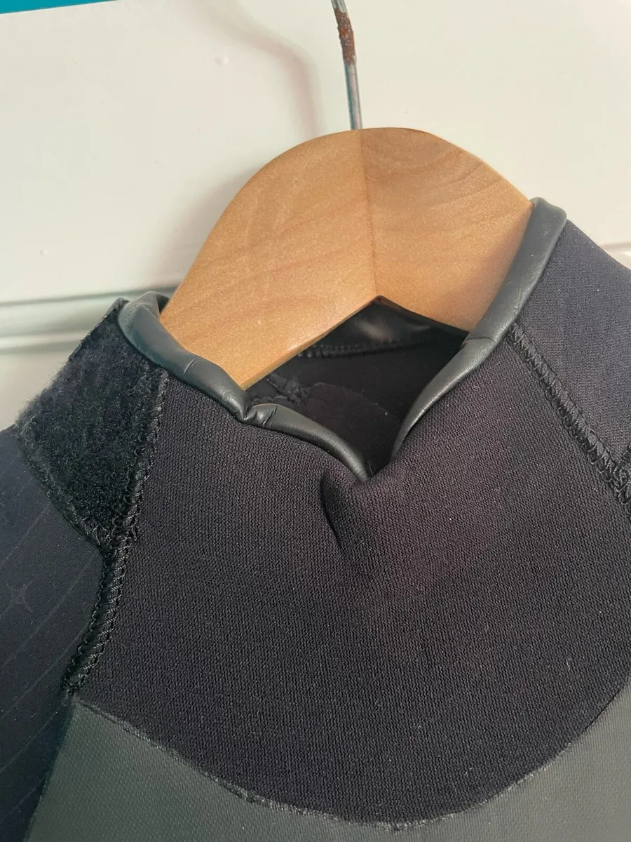 O’Neills 5:3 winter women’s wetsuit size 8. - Image 3