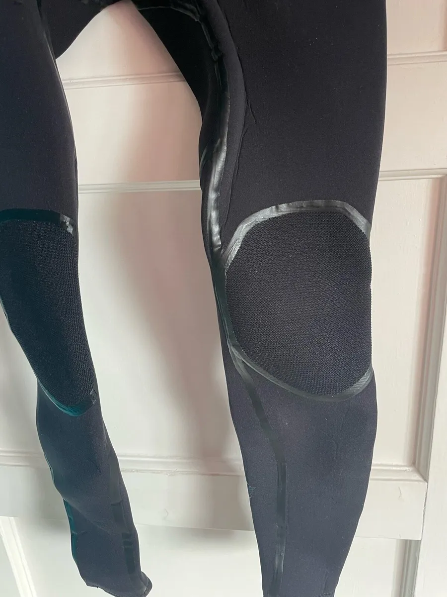 O’Neills 5:3 winter women’s wetsuit size 8. - Image 4