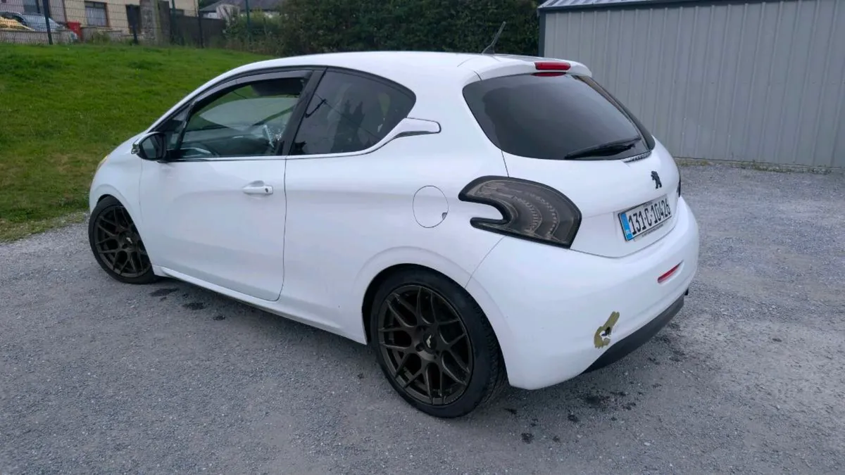 Peugeot 208 - Image 1