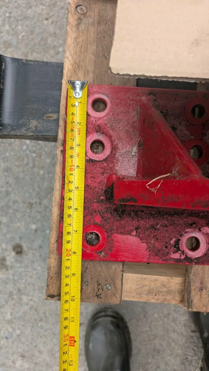 Scaffer telehandler Headstock bolt on brackets - Image 3