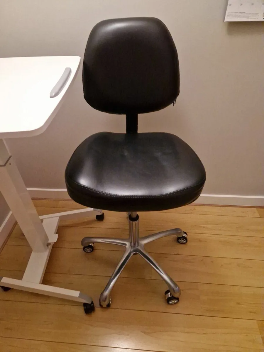 Mobile standing desk and matching adjustable chair - Image 2