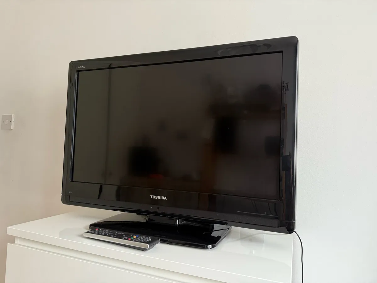Toshiba Regza TV 32 inch  with remote control - Image 1