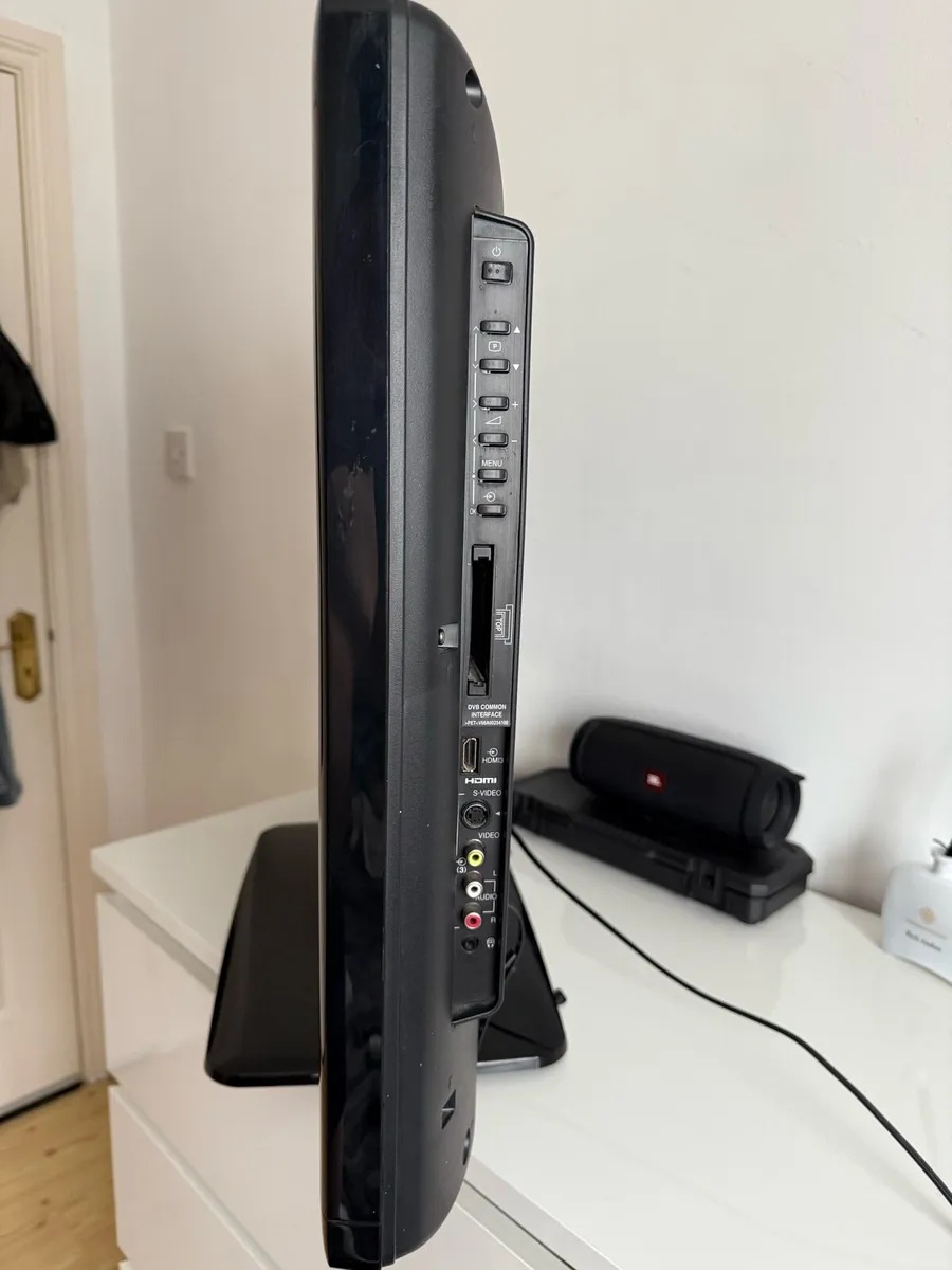 Toshiba Regza TV 32 inch  with remote control - Image 4