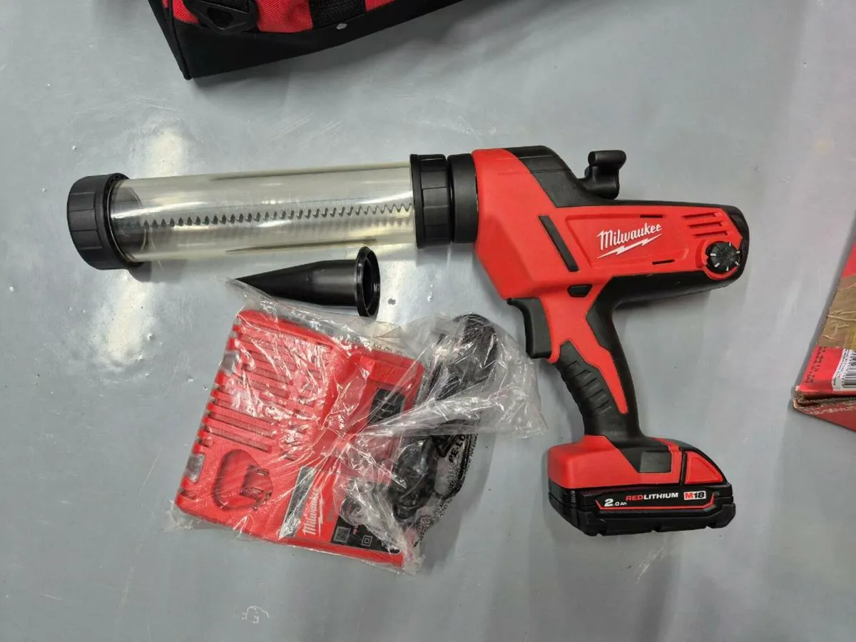 Milwaukee C18PCG400 Caulking Silicone Gun Kit - Image 1