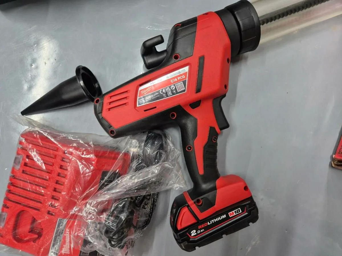 Milwaukee C18PCG400 Caulking Silicone Gun Kit - Image 2