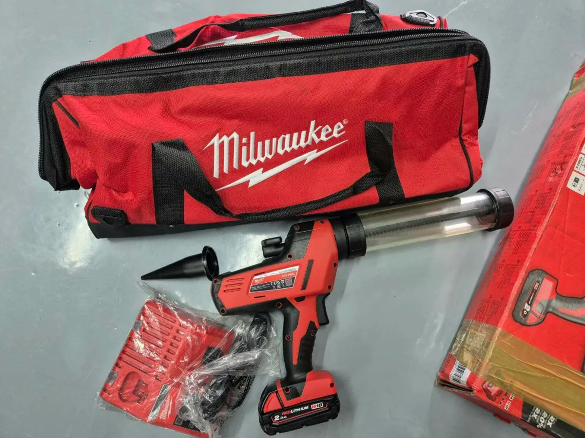 Milwaukee C18PCG400 Caulking Silicone Gun Kit - Image 3