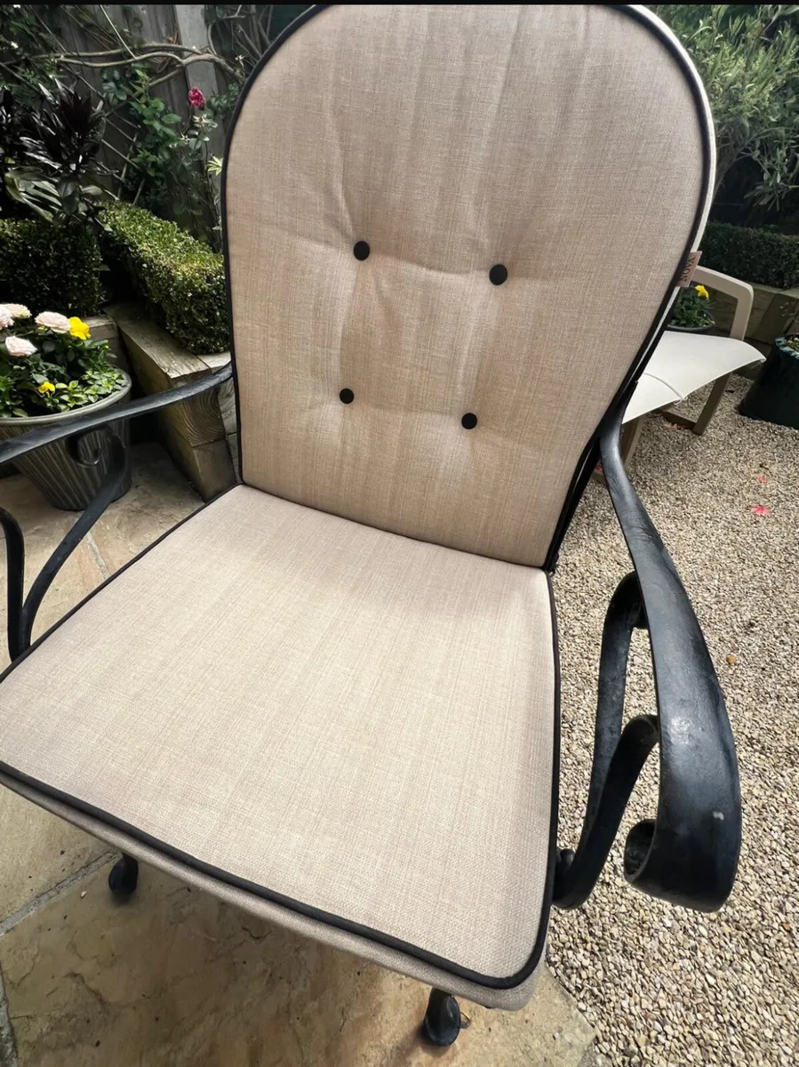 Like new garden table and chairs w umbrella - Image 2