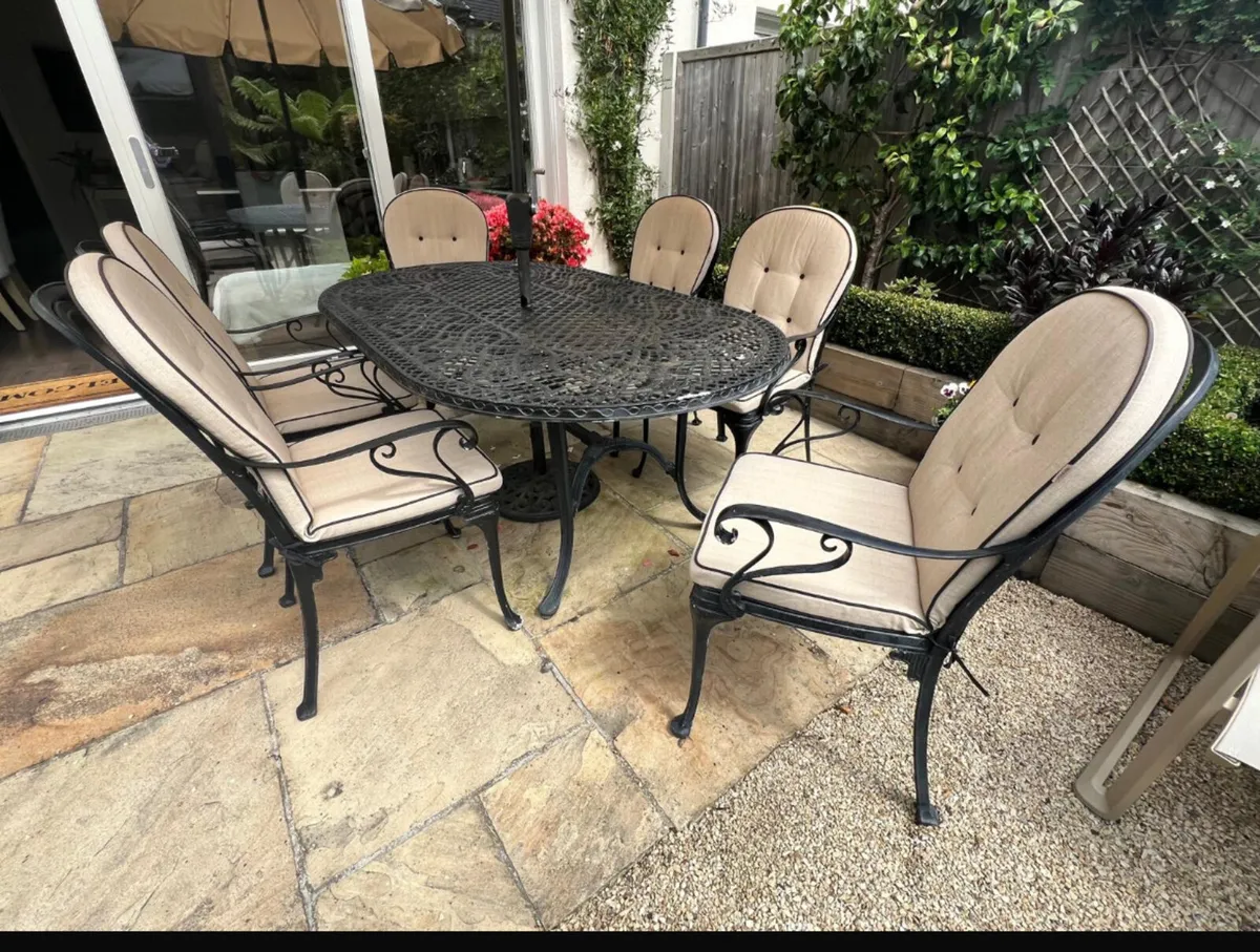 Like new garden table and chairs w umbrella - Image 3