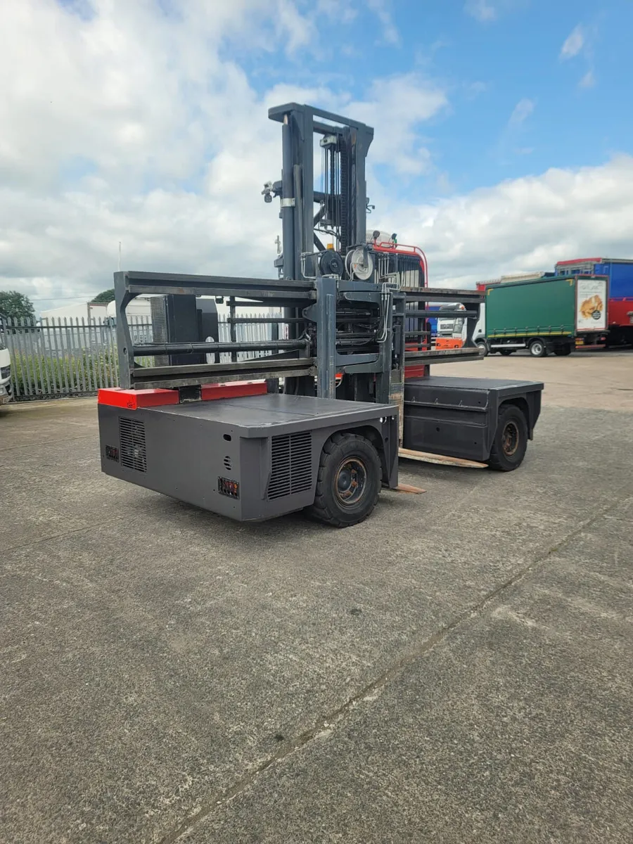 2017 VALMAR 8 Ton Side Loader Forklift - Image 3