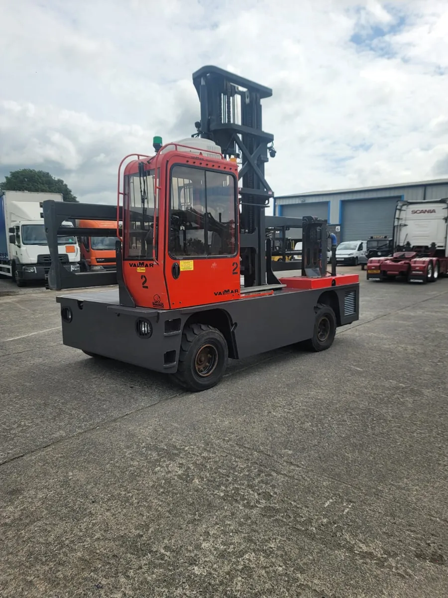 2017 VALMAR 8 Ton Side Loader Forklift - Image 1